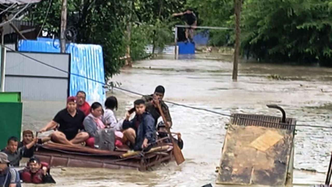  Sikkim devastated by rains and landslides 1,500 tourists stranded, 8 missing after vehicle plunges into Teesta river 