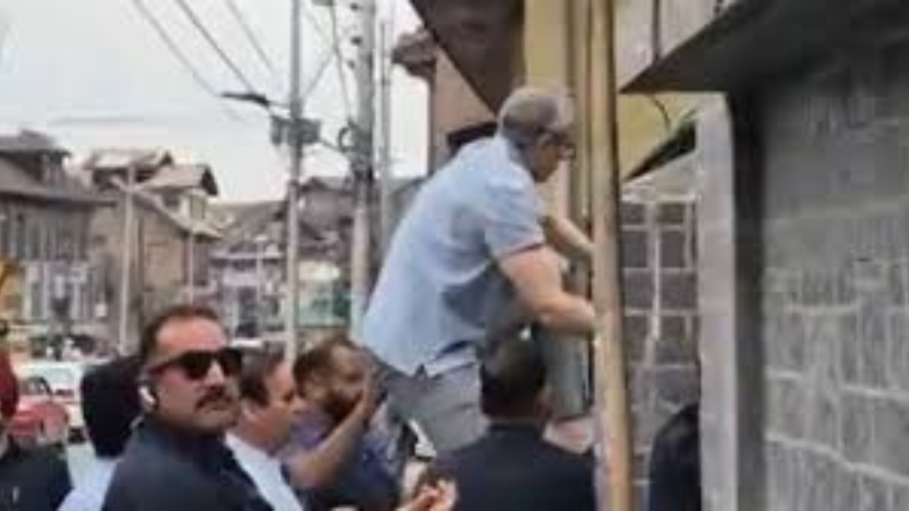  Omar Abdullah Climbs Wall to Pay Tribute at Martyrs Graveyard in Srinagar 