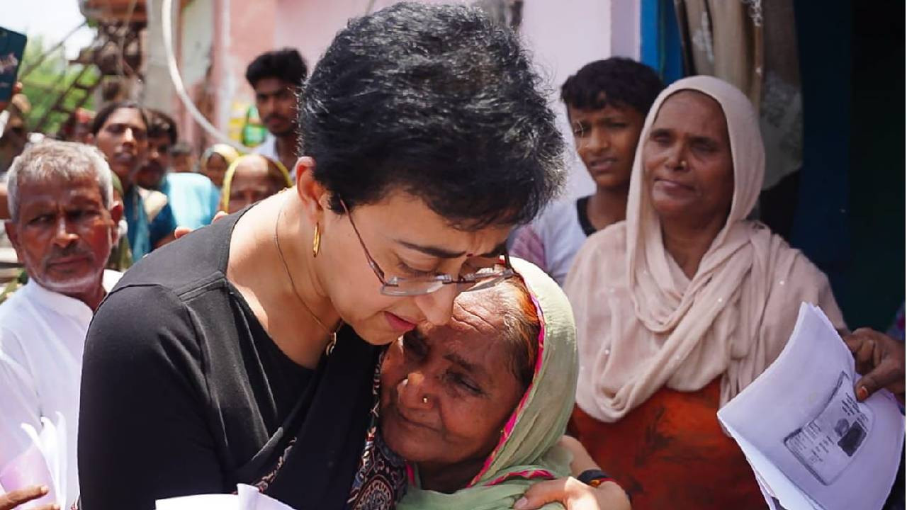 Atishi Visits Nangli Dairy, Promises to Protect Slum Homes from Bulldozers 