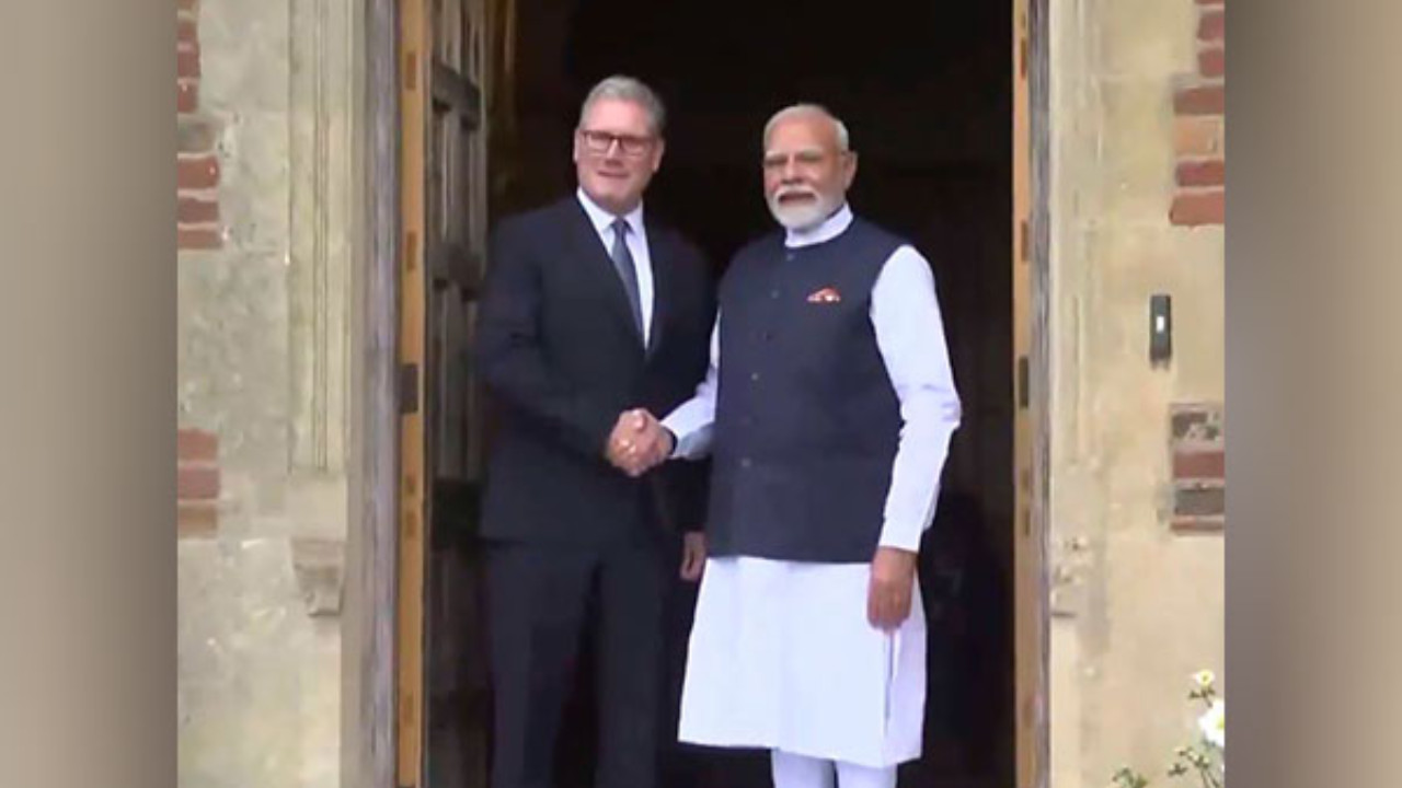 PM Modi Meets UK PM Keir Starmer in London to Finalise Big Trade Deal 