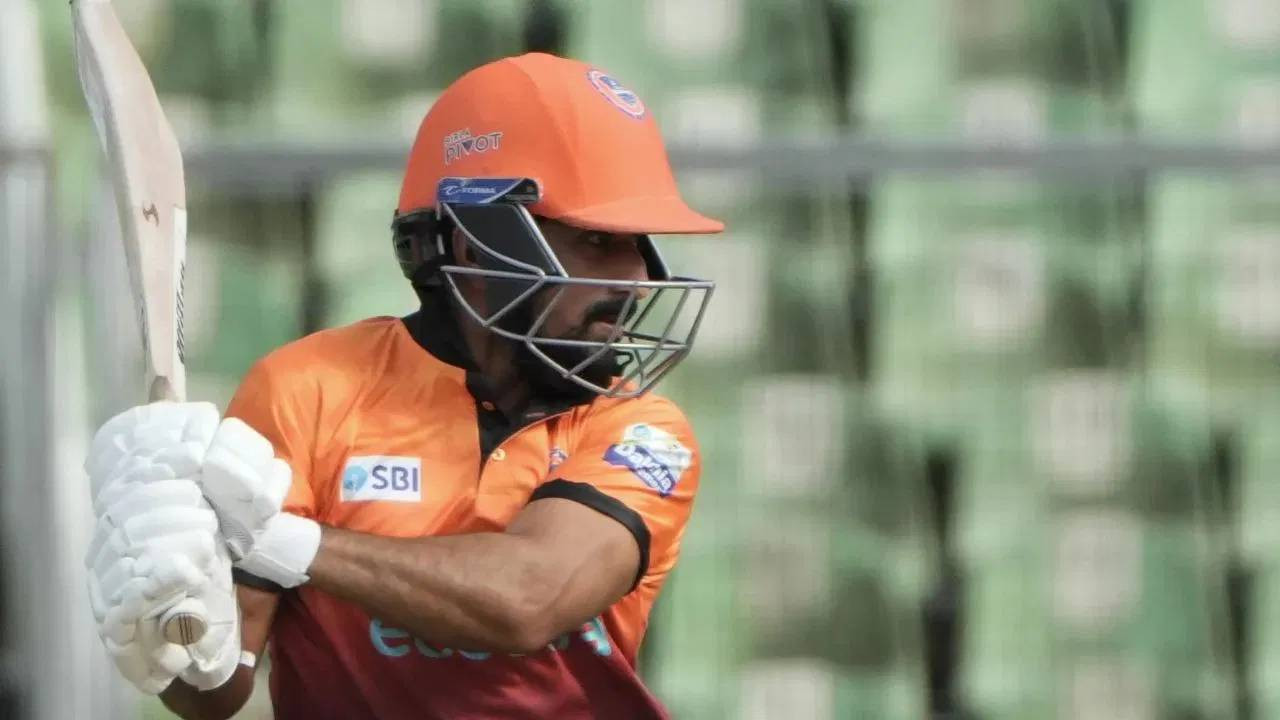  11 sixes in 12 balls, this batsman rained sixes in 2 overs, you would not have seen such batting  VIDEO 