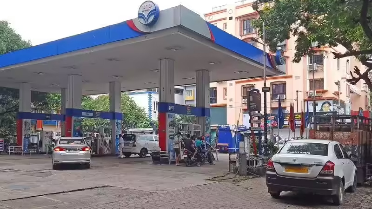  Fuel Price Update Petrol and Diesel Rates Remain Unchanged on July 11, Check CityWise Prices 